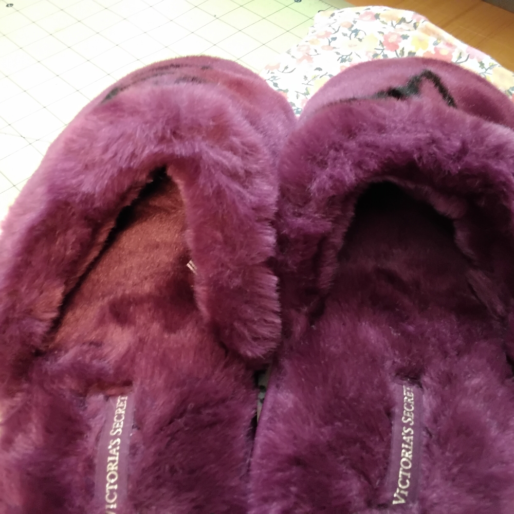 3883 Size Large Victoria's Secret Plush Maroon Slippers - Picture 3 of 4